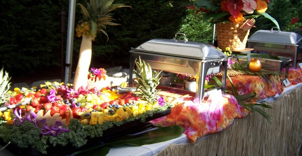 Hawaiian luau buffet wedding food trends